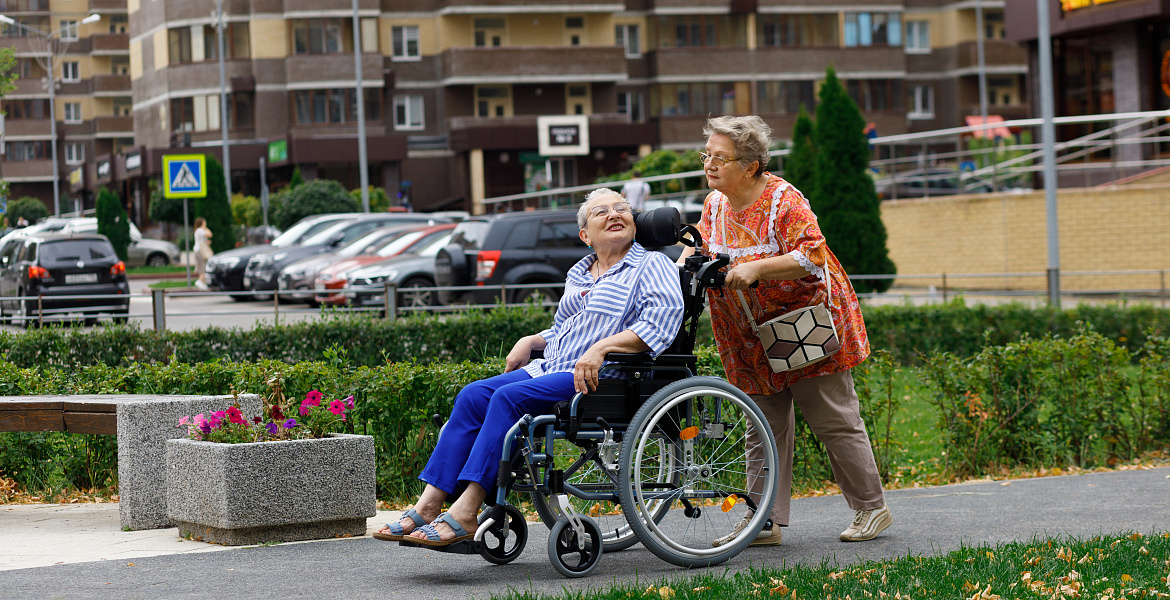 слуховой аппарат для пожилого человека